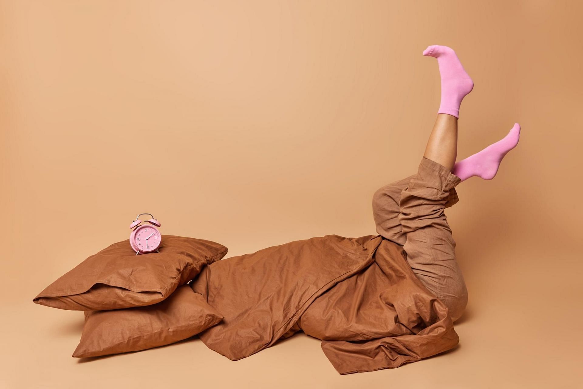 It can be cured by many treatments such as hydration and avoiding stress (image by wayhomestudio on freepik)